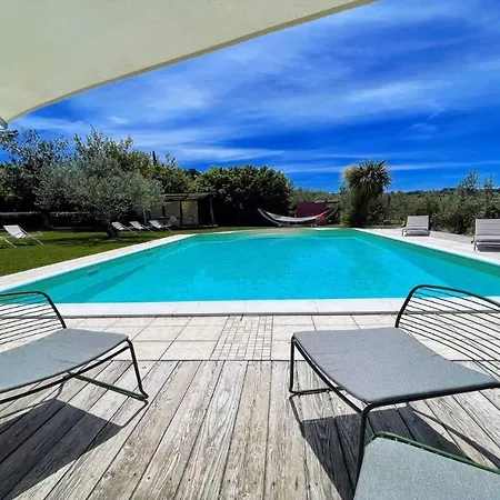 Sole Vino, Fabulous Pool, Fantastic Area, Sleeps Up To 15persons *