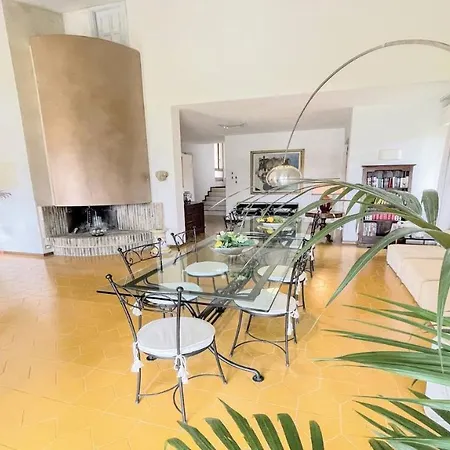 Sole Vino, Fabulous Pool, Fantastic Area, Sleeps Up To 15persons *